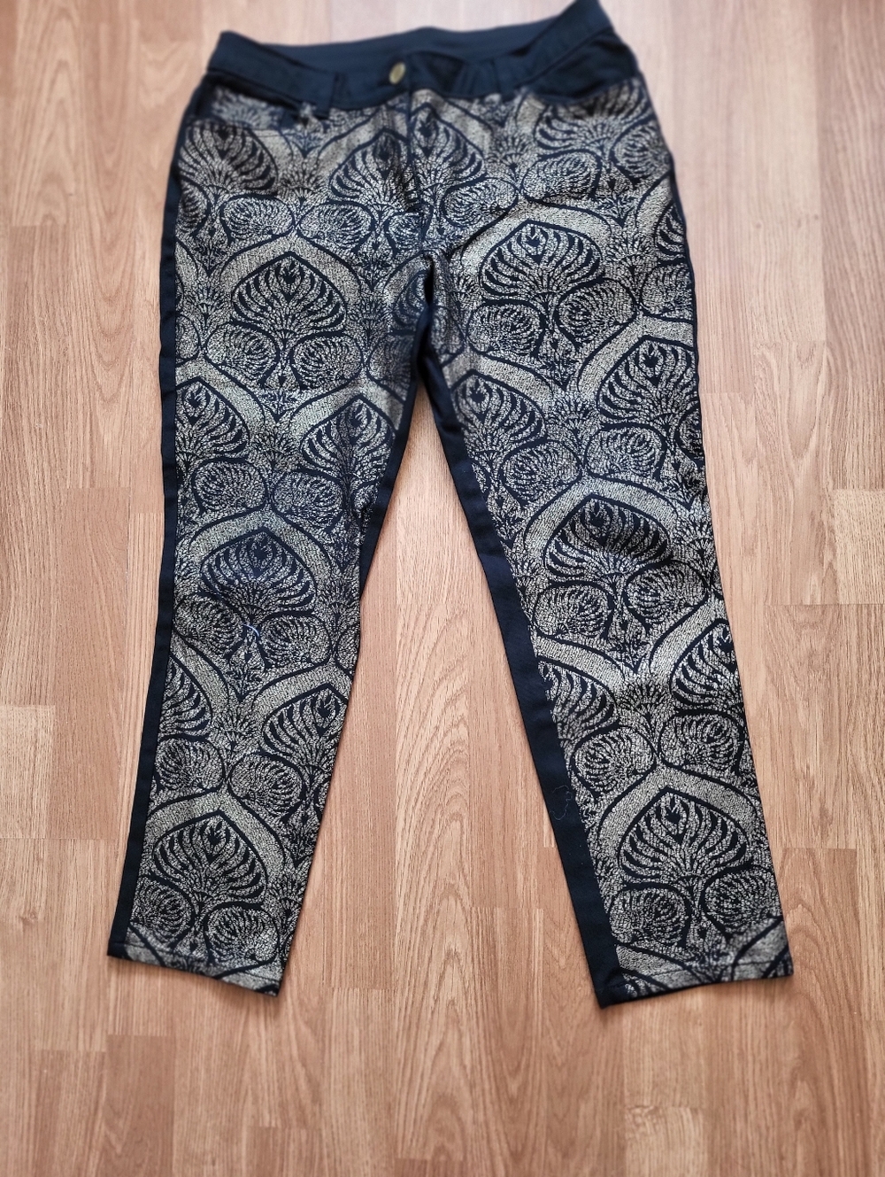 Women's Metallic Black & Gold Patterned Capri Size S-M